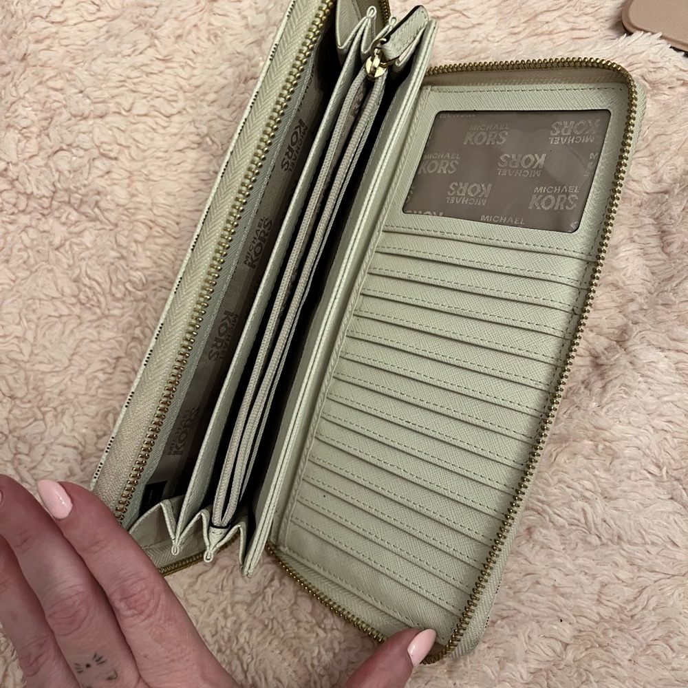 Michael Kors large wallet - Picture 3 of 4